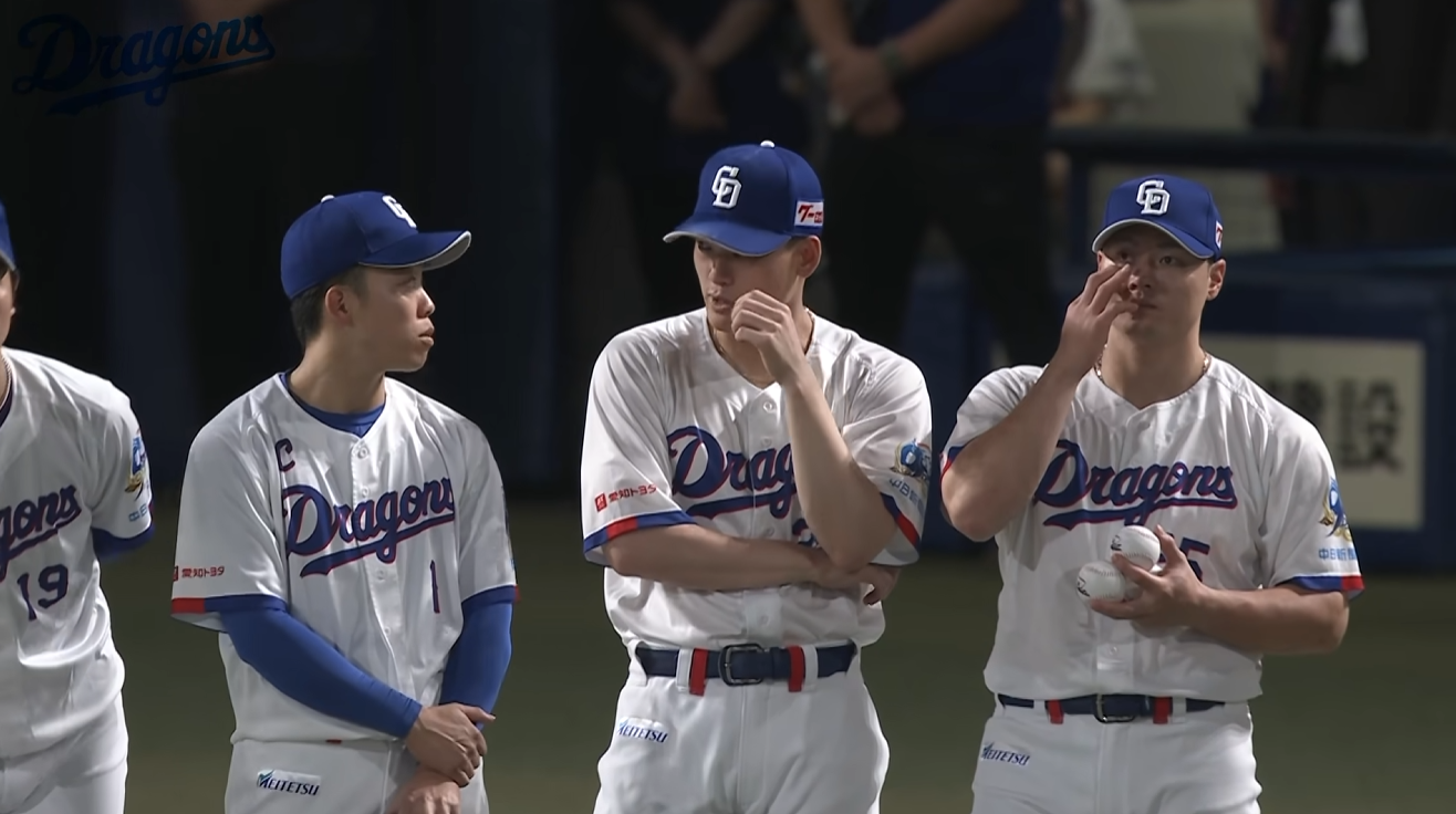 本拠地最終戦セレモニーで並ぶ中日の選手たち。公式動画の場面2。