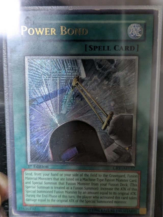 「POWER BOND」と書かれたトレーディングカードのアップ。カードの絵柄には機械のようなものが描かれている。