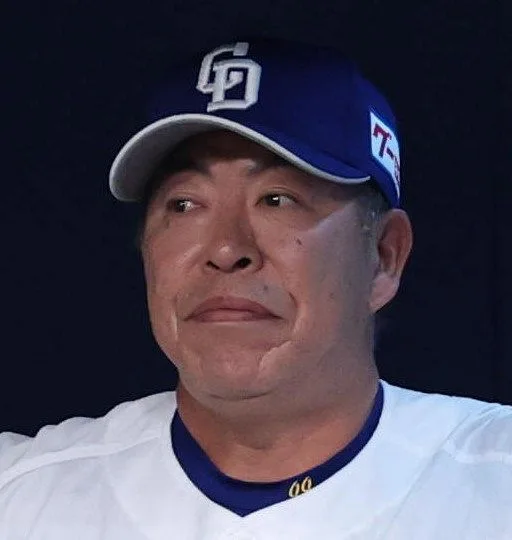 野球帽とユニフォームを着た男性の顔写真