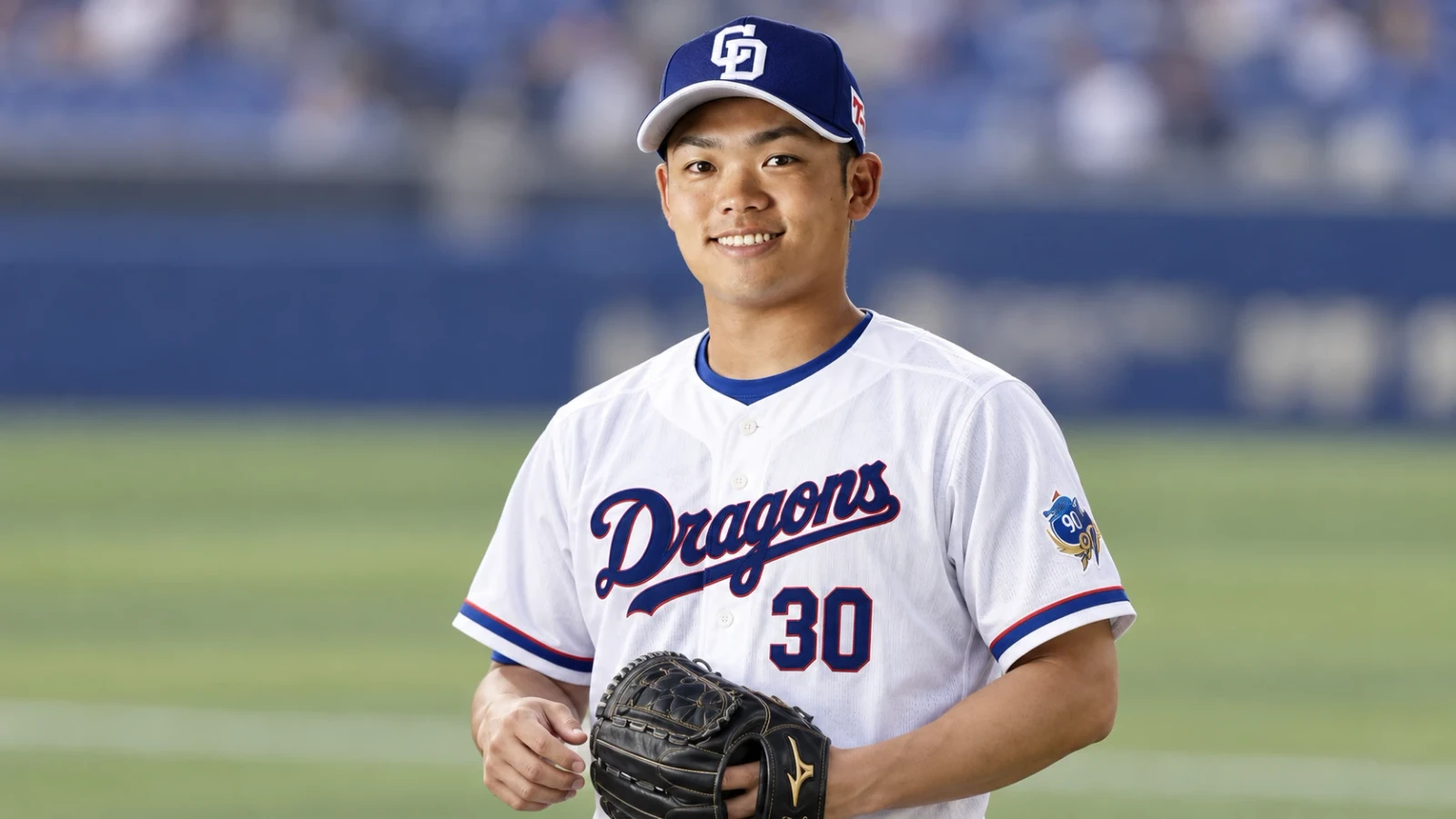 球場を背景に、野球選手がグラブを手に笑顔で立っている