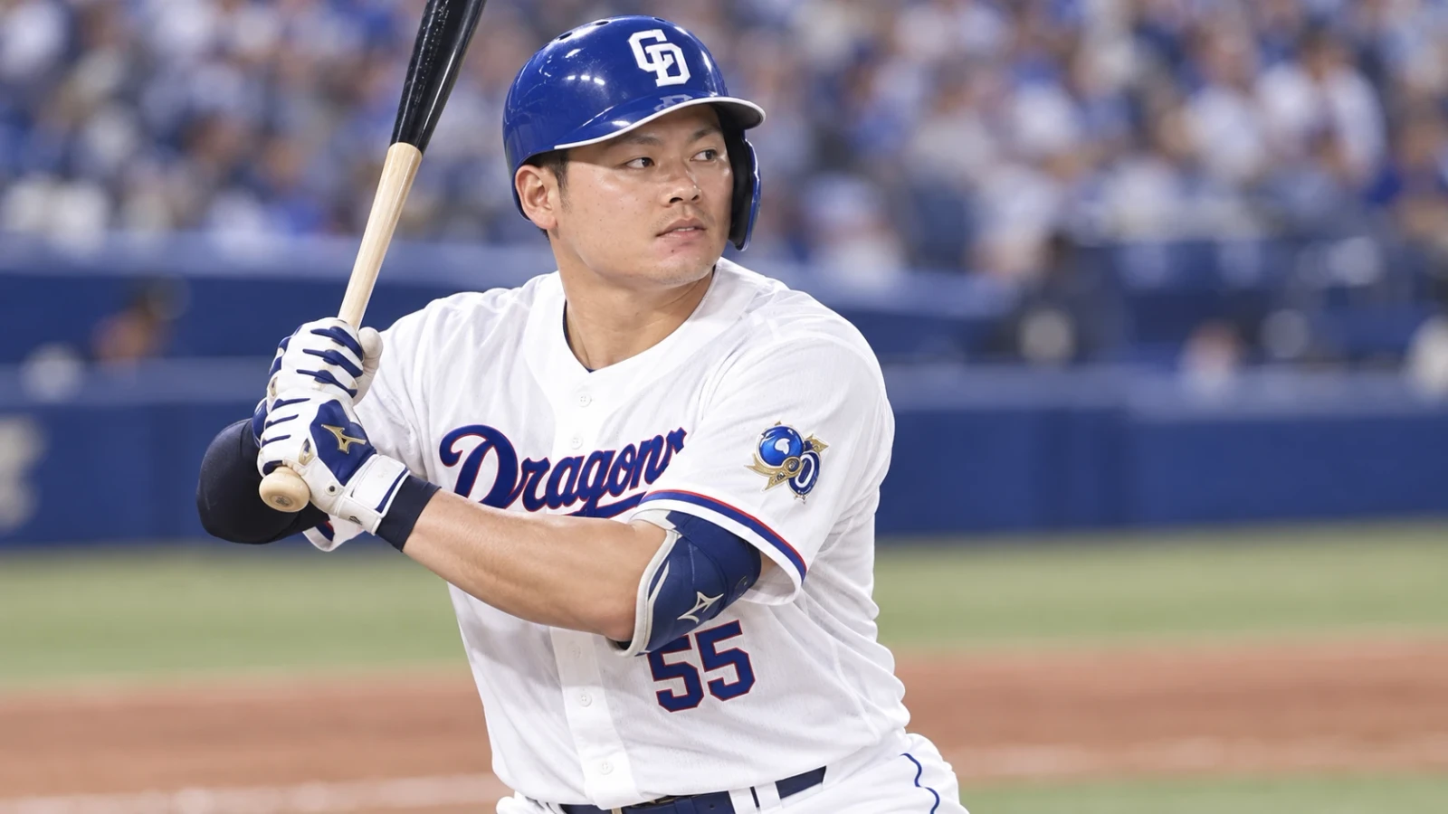 球場で白いユニフォームの打者がバットを構えている