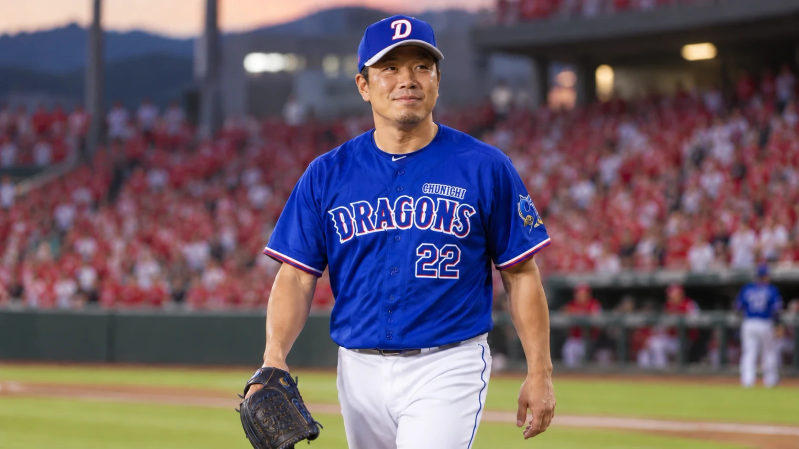 青いユニフォーム姿の野球選手がグラウンドを歩いている